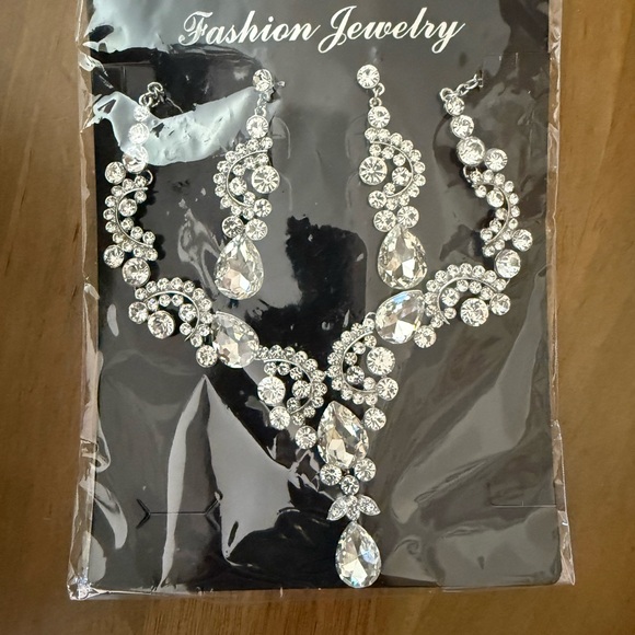 Jewelry - Elegant Silver Crystal Jewelry Set